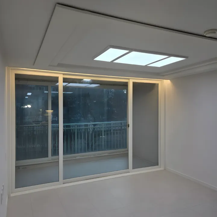 간접조명 천장과 큰 창이 있는 거실