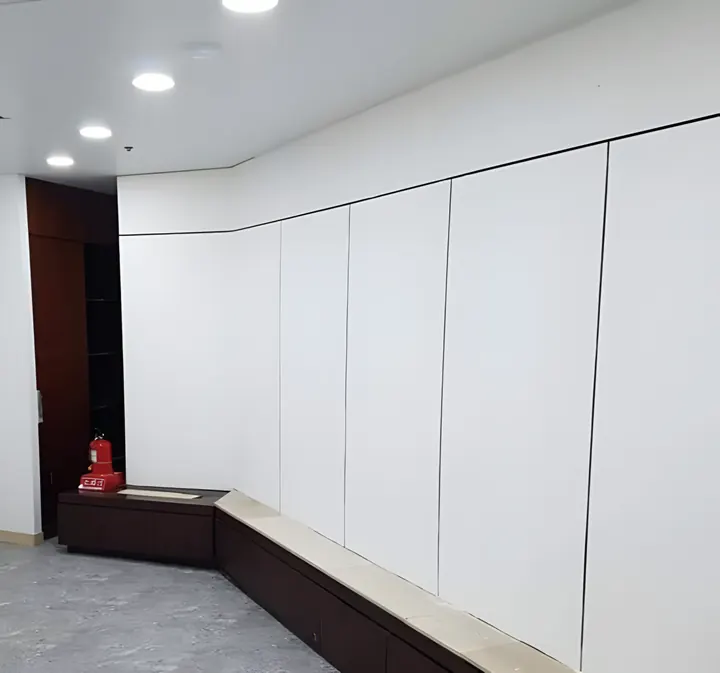 흰 경량가벽과 붙박이 벤치