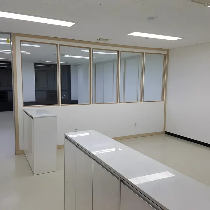 흰 상판 안내데스크와 유리 창