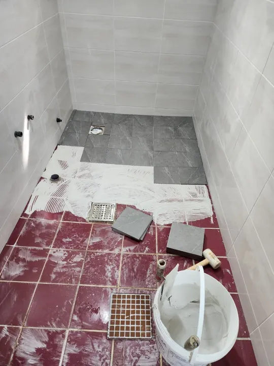 오래된 빌라 화장실 — 미끄럼방지 타일·안전손잡이 시공 과정 사진 3