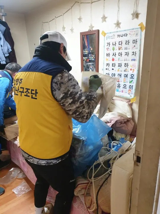 장애인가구 도배·장판과 짐 정리 — 사회공헌 시공 과정 사진 6