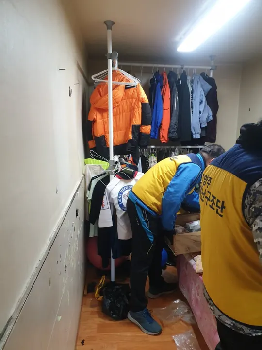 장애인가구 도배·장판과 짐 정리 — 사회공헌 시공 과정 사진 7