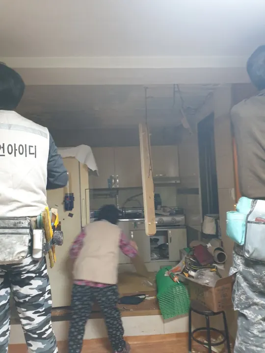 장애인가구 도배·장판과 짐 정리 — 사회공헌 시공 과정 사진 9